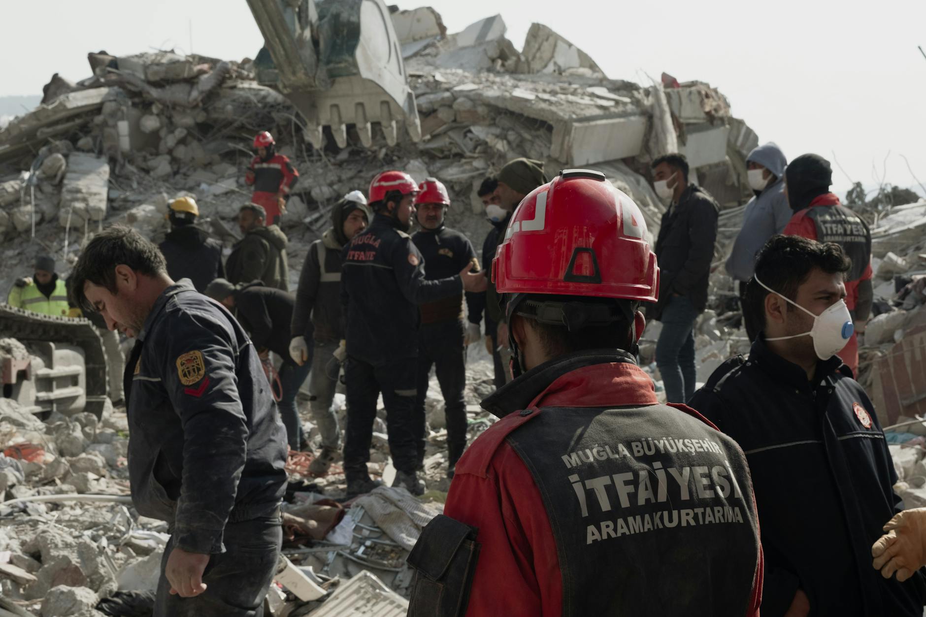 Emergency responders in T&uuml;rkiye managing earthquake disaster scene.
